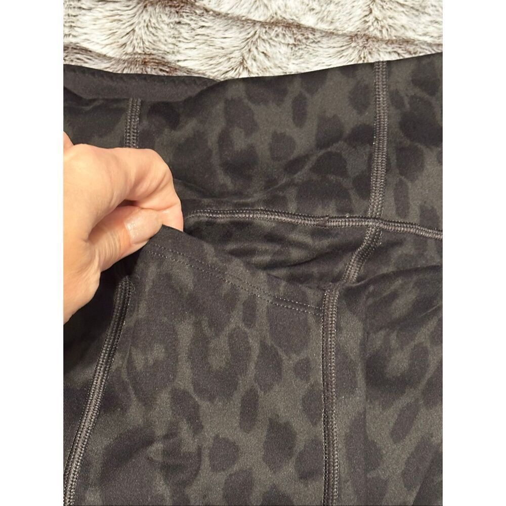 NWOT Women’s Victoria's Secret Leopard Print Leggings with side pockets and hidd - Picture 7 of 8
